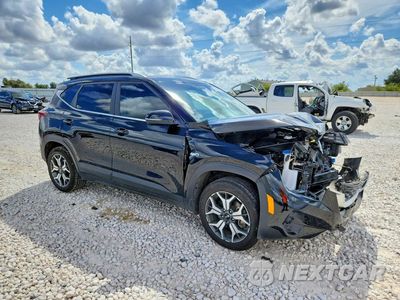 Czwarte zdjęcie samochodu z boku: 2021 KIA SELTOS EX VIN:KNDERCAA5M7226715 - miniatura