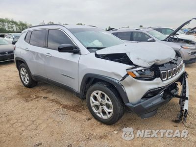 Czwarte zdjęcie samochodu z boku: 2025 JEEP COMPASS LATITUDE VIN:3C4NJDBN8ST501856 - miniatura