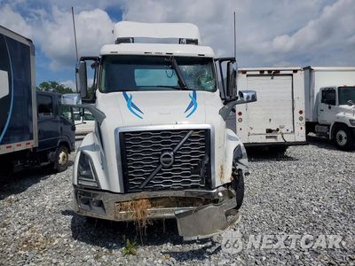 Piąte zdjęcie samochodu w środku: 2022 VOLVO VNL SEMI TRUCK VIN:4V4NC9EH3NN299109 - miniatura