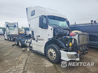 Czwarte zdjęcie samochodu z boku: 2014 VOLVO VNL SEMI TRUCK VIN:4V4NC9EH5EN170384 - miniatura