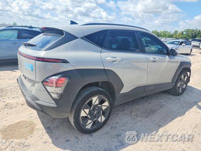 Trzecie zdjęcie samochodu z tyłu: 2025 HYUNDAI KONA SEL VIN:KM8HBCAB9SU322917 - miniatura
