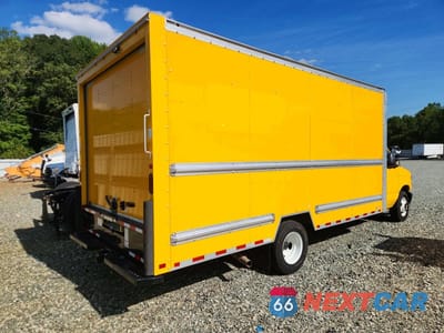 Trzecie zdjęcie samochodu z tyłu: 2024 FORD E350 BOX TRUCK VIN:1FDWE3FN2RDD09471 - miniatura