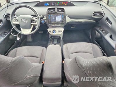 Zdjęcie 8 z 12 samochodu: 2018 TOYOTA PRIUS THREE VIN:JTDKARFU5J3060408 - miniatura