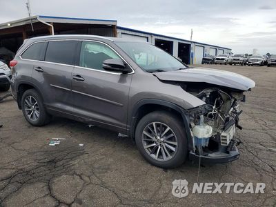 Czwarte zdjęcie samochodu z boku: 2017 TOYOTA HIGHLANDER XLE VIN:5TDJZRFHXHS401236 - miniatura