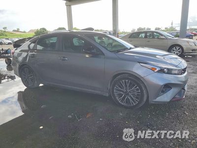 Czwarte zdjęcie samochodu z boku: 2024 KIA FORTE GT LINE VIN:3KPF54AD6RE816462 - miniatura