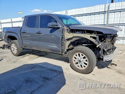 Czwarte zdjęcie samochodu z boku: 2025 TOYOTA TACOMA SR5 VIN:3TMKB5FNXSM033123 - miniatura