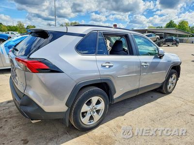 Trzecie zdjęcie samochodu z tyłu: 2021 TOYOTA RAV4 XLE VIN:4T3RWRFV4MU037387 - miniatura