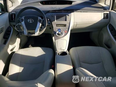 Zdjęcie 8 z 13 samochodu: 2013 TOYOTA PRIUS THREE VIN:JTDKN3DUXD5573697 - miniatura