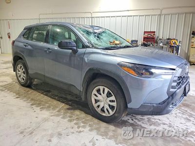 Czwarte zdjęcie samochodu z boku: 2026 TOYOTA COROLLA CROSS L VIN:7MUAAABG9TV176487 - miniatura