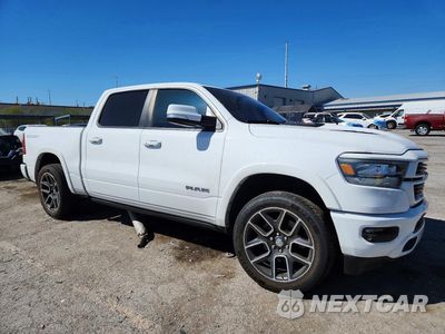 Czwarte zdjęcie samochodu z boku: 2021 RAM 1500 LARAMIE VIN:1C6SRFJM6MN836172 - miniatura