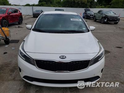 Piąte zdjęcie samochodu w środku: 2017 KIA FORTE LX VIN:3KPFL4A74HE051086 - miniatura
