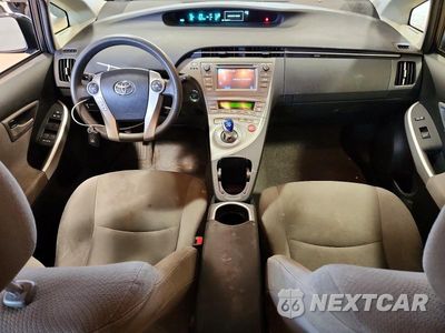 Zdjęcie 8 z 12 samochodu: 2015 TOYOTA PRIUS TWO VIN:JTDKN3DU8F1883065 - miniatura
