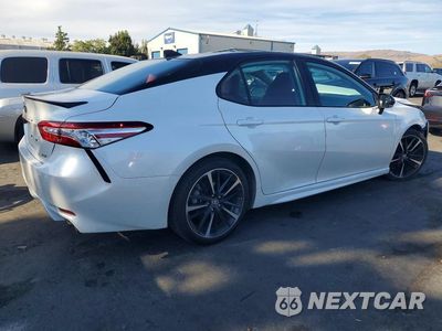 Trzecie zdjęcie samochodu z tyłu: 2020 TOYOTA CAMRY XSE V6 VIN:4T1KZ1AK6LU034294 - miniatura