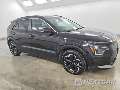 Czwarte zdjęcie samochodu z boku: 2023 KIA NIRO WIND VIN:KNDCR3L11P5034664 - miniatura