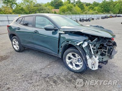 Czwarte zdjęcie samochodu z boku: 2025 CHEVROLET TRAX LS VIN:KL77LFEP3SC050890 - miniatura