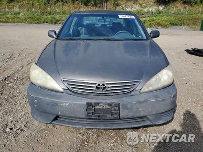 Piąte zdjęcie samochodu w środku: 2005 TOYOTA CAMRY LE VIN:4T1BE32KX5U570044 - miniatura