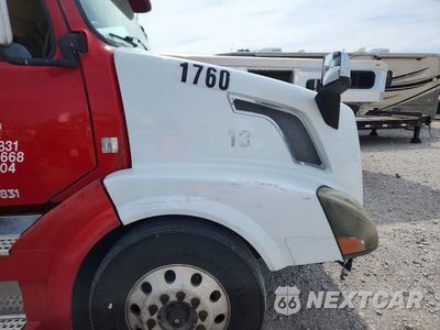 Zdjęcie 11 z 14 samochodu: 2012 VOLVO VNL SEMI TRUCK VIN:4V4NC9KK9CN547831 - miniatura