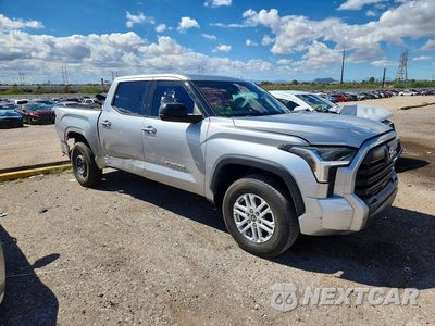 Czwarte zdjęcie samochodu z boku: 2022 TOYOTA TUNDRA SR5 VIN:5TFLA5AB2NX002399 - miniatura