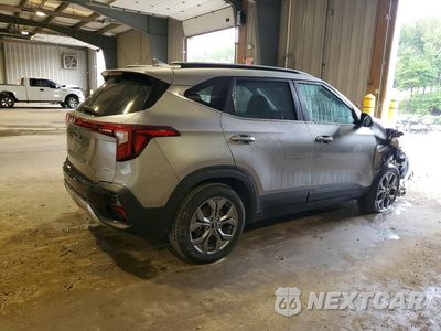 Trzecie zdjęcie samochodu z tyłu: 2024 KIA SELTOS S VIN:KNDEUCAA5R7524266 - miniatura