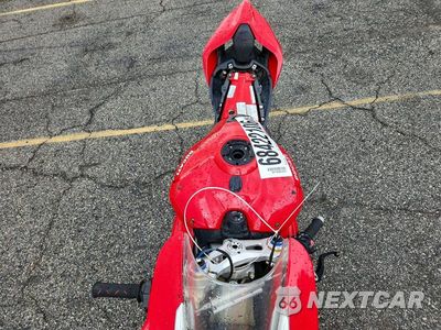 Piąte zdjęcie samochodu w środku: 2018 DUCATI PANIGALE V4 VIN:ZDMDAGNW0JB000434 - miniatura