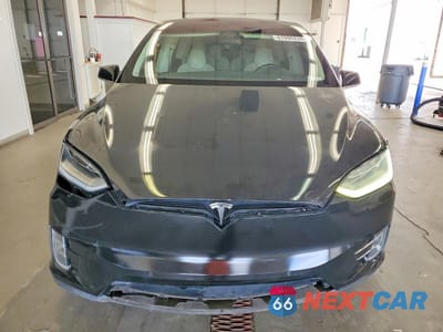 Piąte zdjęcie samochodu w środku: 2017 TESLA MODEL X VIN:5YJXCBE2XHF049392 - miniatura