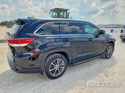 Trzecie zdjęcie samochodu z tyłu: 2018 TOYOTA HIGHLANDER XLE VIN:5TDKZRFH5JS546811 - miniatura