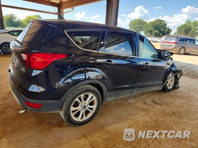 Trzecie zdjęcie samochodu z tyłu: 2019 FORD ESCAPE SE VIN:1FMCU0GDXKUC19243 - miniatura