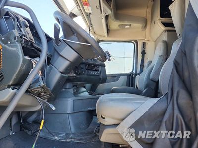 Zdjęcie 7 z 13 samochodu: 2021 VOLVO VNL SEMI TRUCK VIN:4V4NC9EHXMN278076 - miniatura