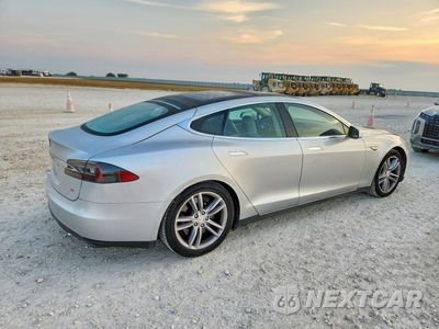 Trzecie zdjęcie samochodu z tyłu: 2013 TESLA MODEL S VIN:5YJSA1CN0DFP17301 - miniatura