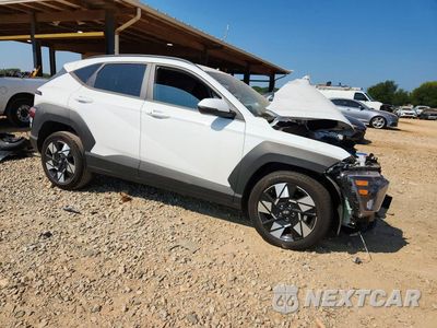 Czwarte zdjęcie samochodu z boku: 2025 HYUNDAI KONA SEL VIN:KM8HB3AB6SU317142 - miniatura