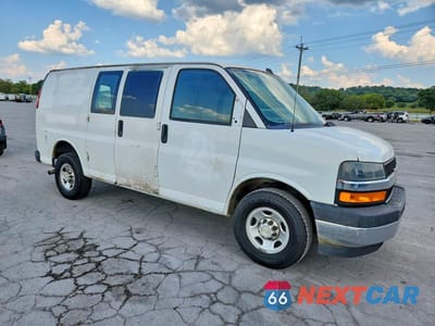 Czwarte zdjęcie samochodu z boku: 2020 CHEVROLET EXPRESS 2500 CARGO DELIVERY VAN VIN:1GCWGAFG4L1226816 - miniatura