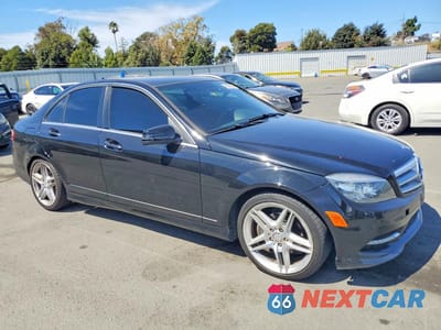 Czwarte zdjęcie samochodu z boku: 2011 MERCEDES-BENZ C 300 VIN:WDDGF5EB6BF640577 - miniatura