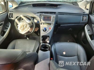 Zdjęcie 8 z 13 samochodu: 2014 TOYOTA PRIUS FOUR VIN:JTDKN3DU5E1749774 - miniatura