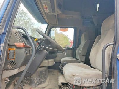 Zdjęcie 7 z 13 samochodu: 2012 VOLVO VNL SEMI TRUCK VIN:4V4NC9EG4CN536940 - miniatura