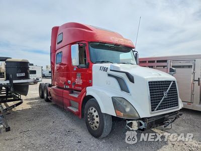 Czwarte zdjęcie samochodu z boku: 2012 VOLVO VNL SEMI TRUCK VIN:4V4NC9KK9CN547831 - miniatura