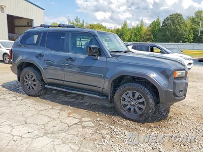 Czwarte zdjęcie samochodu z boku: 2025 TOYOTA LAND CRUISER BASE VIN:JTEABFAJ0SK049694 - miniatura