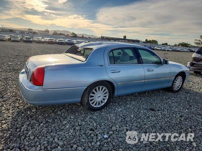 Trzecie zdjęcie samochodu z tyłu: 2005 LINCOLN TOWN CAR SIGNATURE LIMITED VIN:1LNHM82W05Y657666 - miniatura
