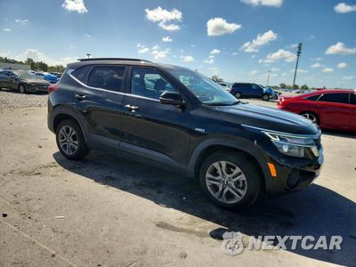 Czwarte zdjęcie samochodu z boku: 2021 KIA SELTOS S VIN:KNDEUCAA1M7180623 - miniatura