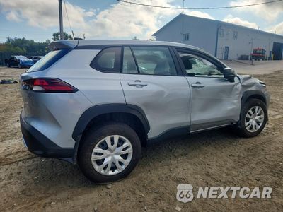 Trzecie zdjęcie samochodu z tyłu: 2026 TOYOTA COROLLA CROSS L VIN:7MUAAABGXTV158645 - miniatura