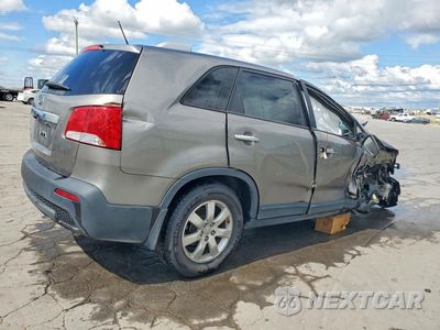 Trzecie zdjęcie samochodu z tyłu: 2013 KIA SORENTO LX VIN:5XYKT3A61DG370247 - miniatura