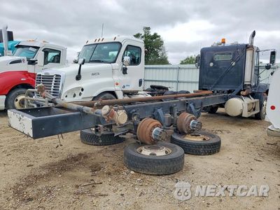 Trzecie zdjęcie samochodu z tyłu: 1999 FREIGHTLINER CONVENTIONAL FLD112 TANK TRUCK VIN:1FUY3EDB4XLB43105 - miniatura