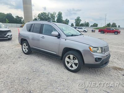 Czwarte zdjęcie samochodu z boku: 2016 JEEP COMPASS LATITUDE VIN:1C4NJCEA9GD628230 - miniatura