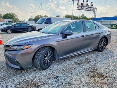 2024 TOYOTA CAMRY SE 4T1G11AK8RU226774 - główne zdjęcie licytacji z USA - miniatura