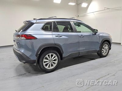 Trzecie zdjęcie samochodu z tyłu: 2026 TOYOTA COROLLA CROSS LE VIN:7MUBAABG1TV165553 - miniatura