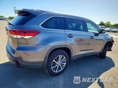 Trzecie zdjęcie samochodu z tyłu: 2019 TOYOTA HIGHLANDER XLE VIN:5TDJZRFH8KS566113 - miniatura