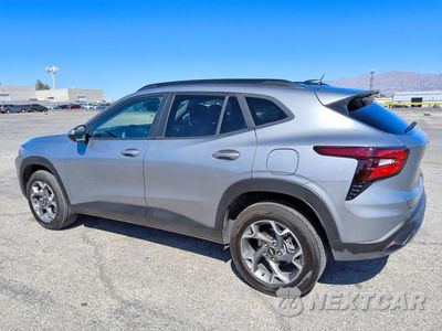 Drugie zdjęcie samochodu z przodu: 2025 CHEVROLET TRAX 1LT VIN:KL77LHEP7SC246715 - miniatura