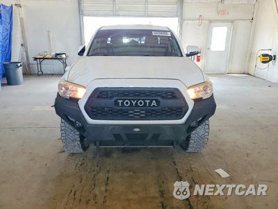 Piąte zdjęcie samochodu w środku: 2018 TOYOTA TACOMA SR V6 VIN:3TMCZ5AN9JM135695 - miniatura