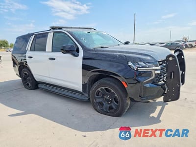 Czwarte zdjęcie samochodu z boku: 2022 CHEVROLET TAHOE C1500 VIN:1GNSCLED7NR296996 - miniatura