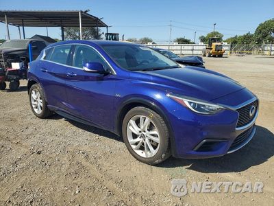 Czwarte zdjęcie samochodu z boku: 2018 INFINITI QX30 LUXURY VIN:SJKCH5CP3JA045065 - miniatura