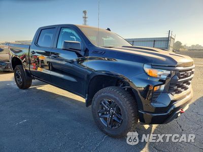 Czwarte zdjęcie samochodu z boku: 2026 CHEVROLET SILVERADO K1500 TRAIL BOSS CUSTOM VIN:3GCUKCED1TG363660 - miniatura